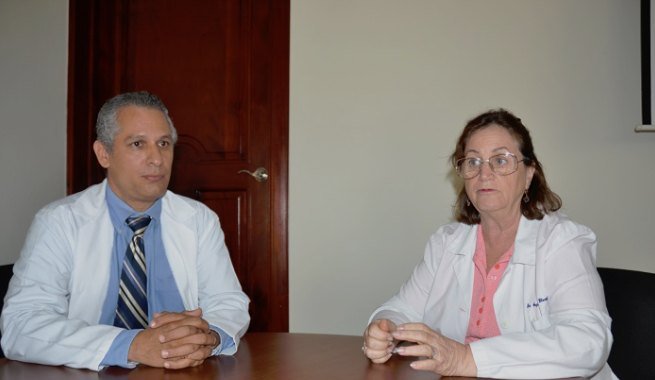 El Dr. Rodríguez De León y una colega, en la nota de Dominicanos Hoy.