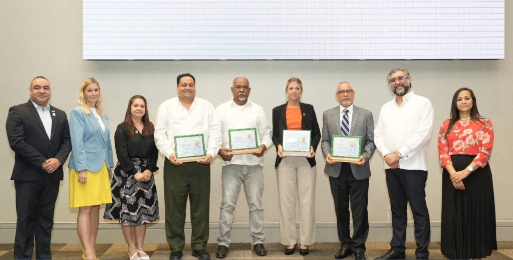 Entrega de reconocimientos del Sello ABS-RD, con Heberfam entre las instituciones galardonadas.